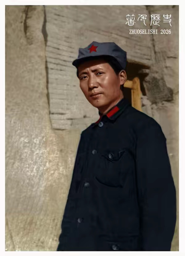 老人家到达陕北之后， 1936年到1937年时拍的照片仍然是这么消瘦，一直蹙紧着