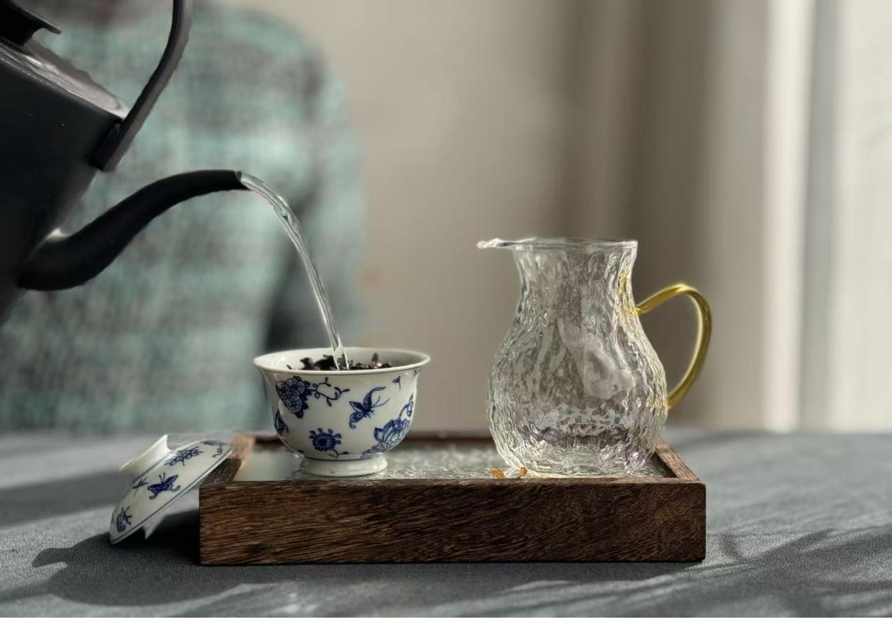 茶叶苦味重的原因，终于找到了！
茶叶喝起来苦味很重，通常只有2种原因。
①品质太