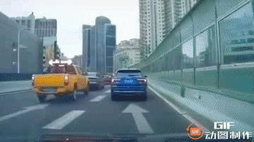 蓝车: 我打左转灯要并道了啊！后车注意录像。
后车: 好嘞，走您的吧您。
黄车: