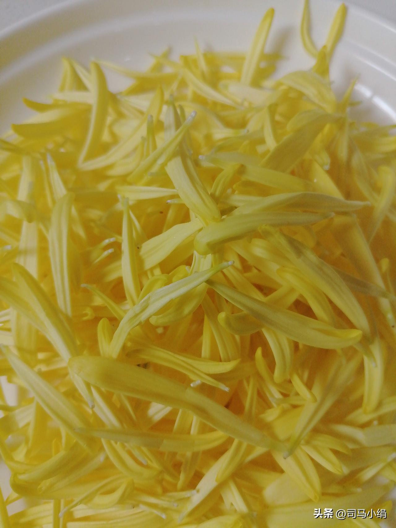 天南地北大拜年这是葵花的花叶子，炒出来可香了，也可以卷三文鱼吃。