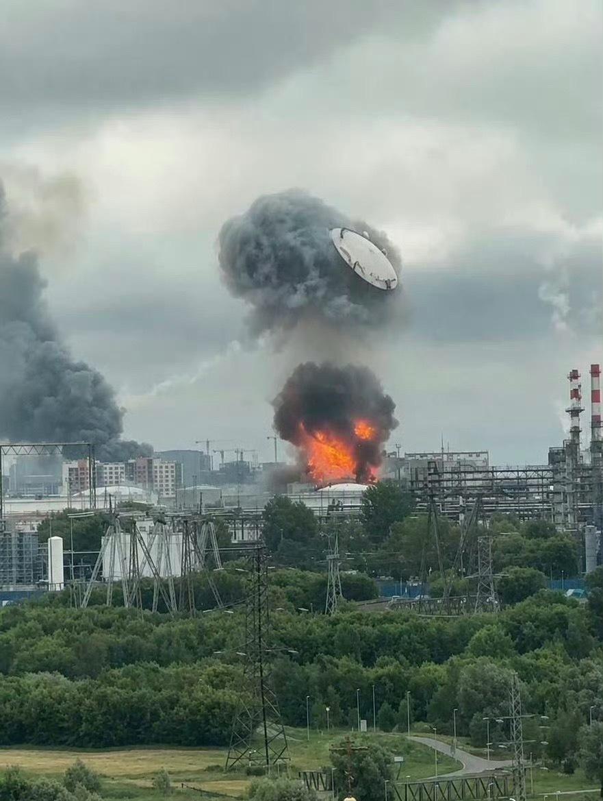 莫斯科遭2年来最大规模无人机袭击昨天乌克兰用无人机大规模袭击了莫斯科，尽管大部分