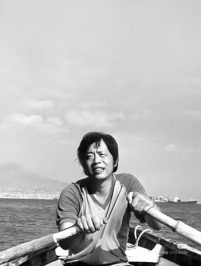 看到有人说摸老师长得像松本清张，又想起以前有人说他长得像王小波摸老师：就不能是我