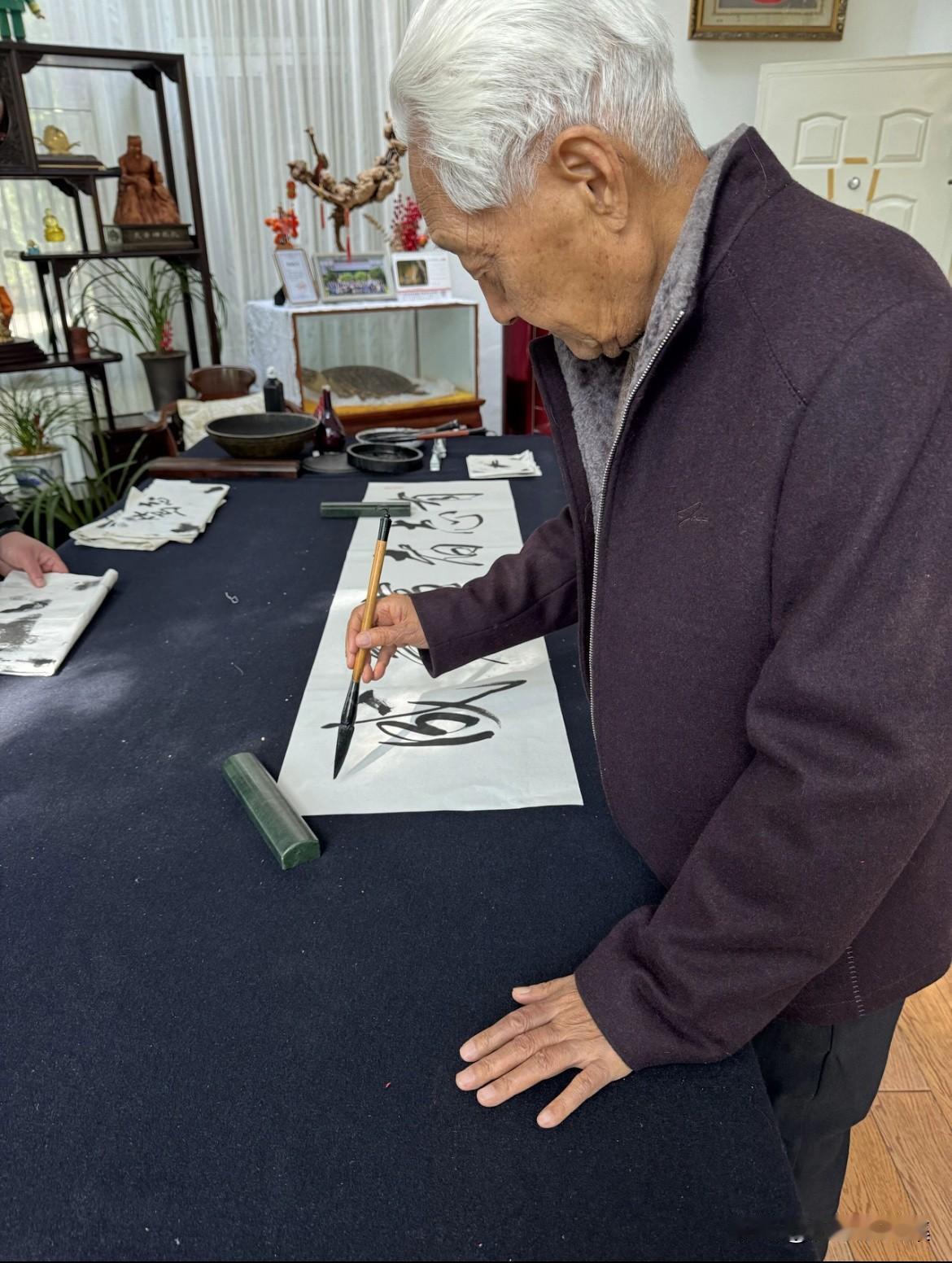 方祖岐将军的书法作品“有志者事竟成”的场景。方祖岐将军1935年10月生于靖江，