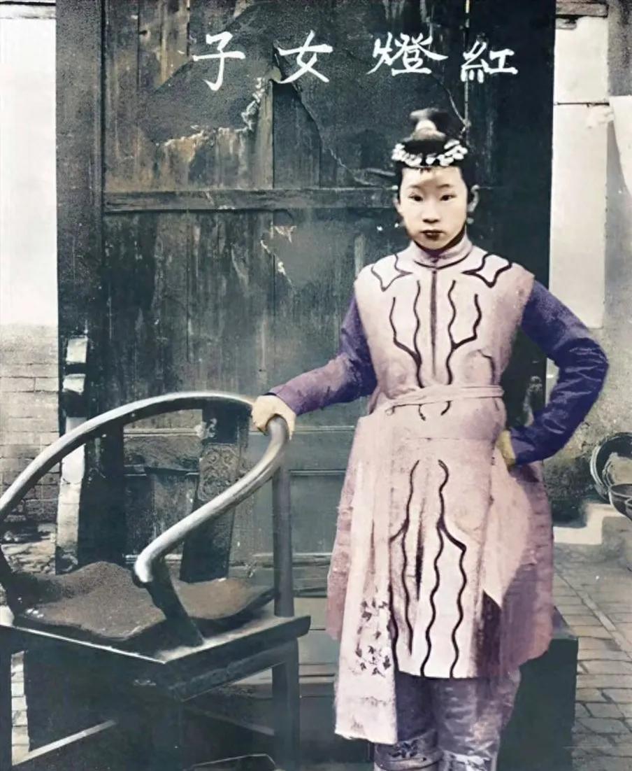 1900年，义和团“黄莲圣母”被洋人活捉。洋人不信她的法术，逼着她当众施法，可黄