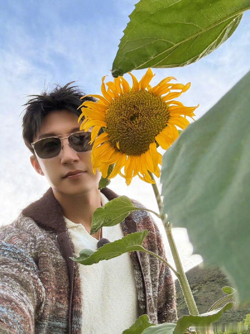 女友视角解锁和黄景瑜过情人节和黄景瑜牵手走在傍晚的路上，他偶尔像小朋友一样轻松蹦