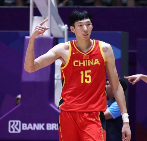 不管你承不承认国内内线中锋位置，周琦永远都是最强的最棒的，可能有人会纠结国内中锋
