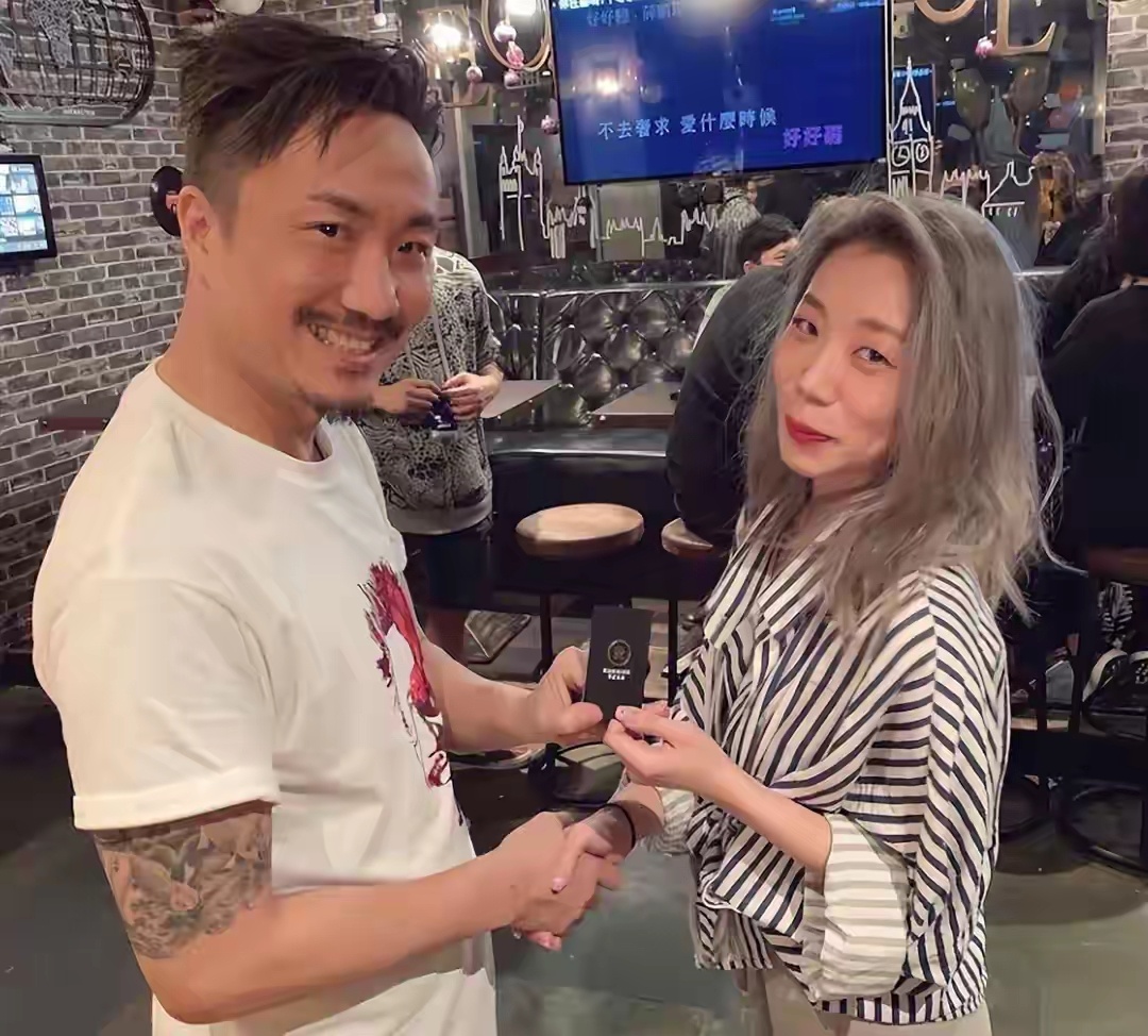 郑中基离婚官司持续一年，豪门资产拉扯不断，富爸爸郑东汉成关键 