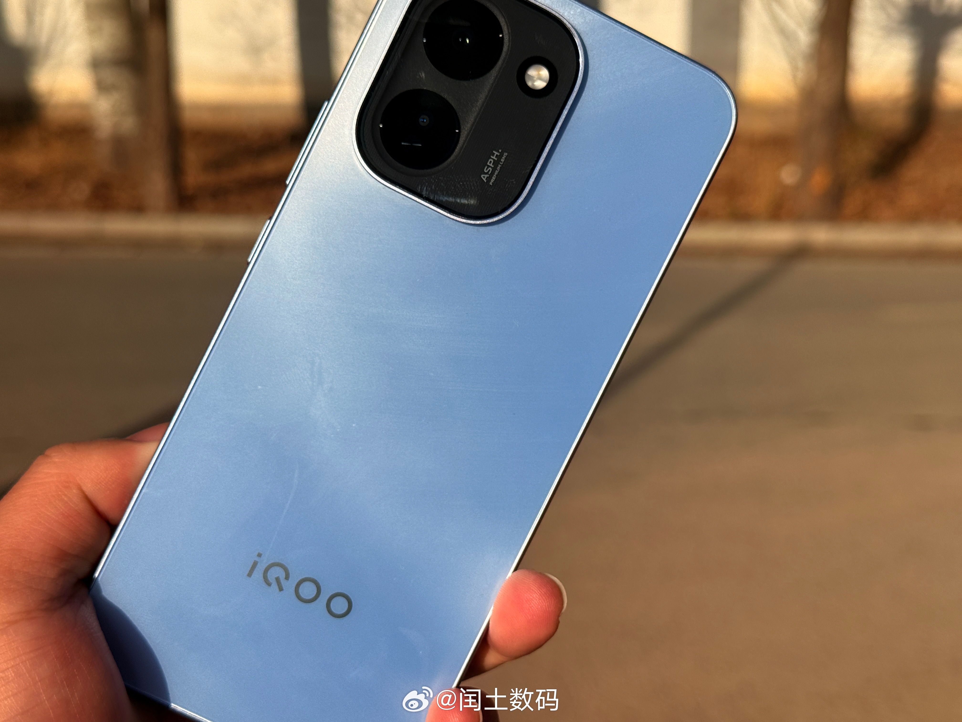 iQOO Z11 之前总觉得大电池手机一定会笨重，实际上手iQOO Z11之后完