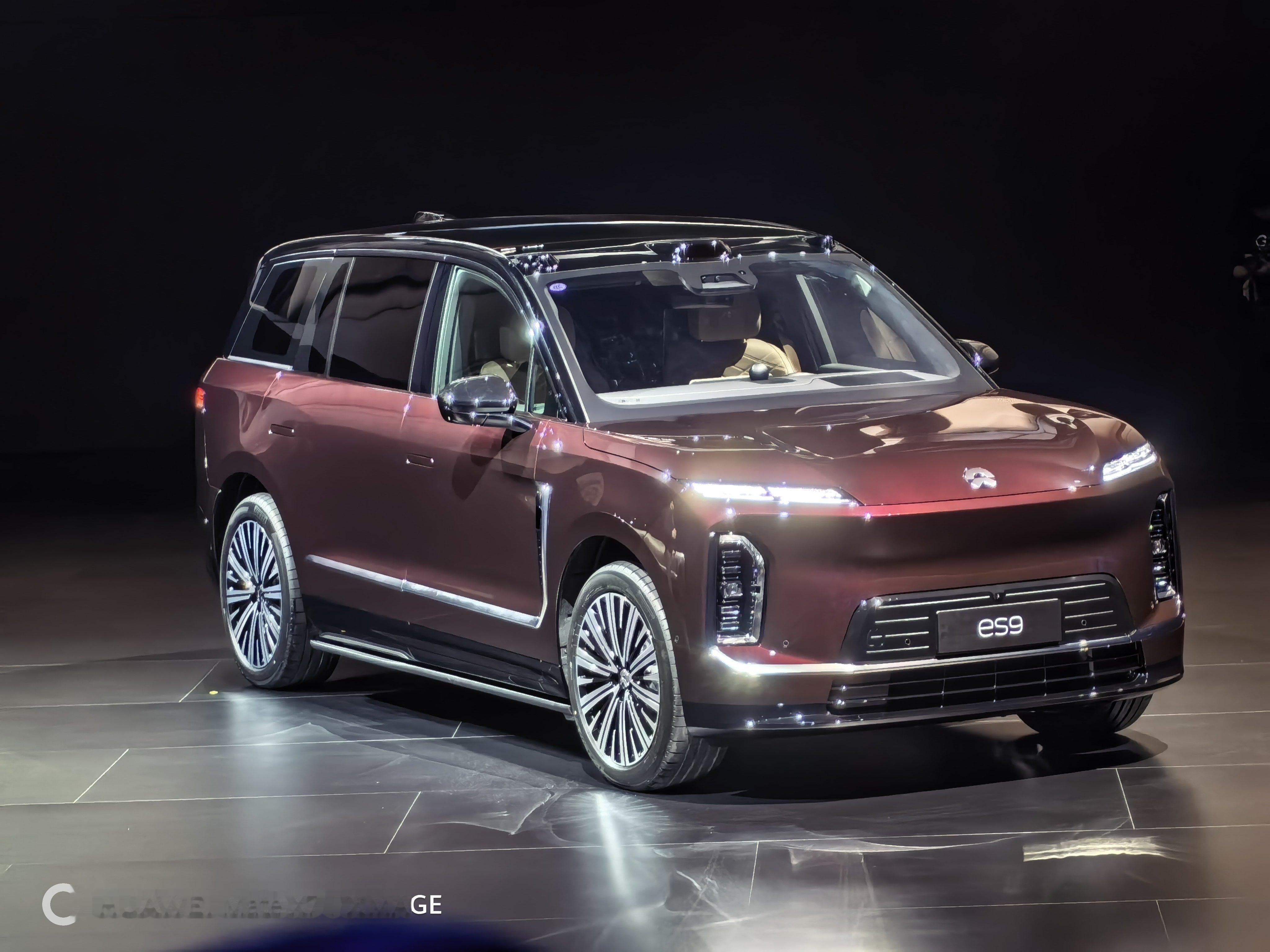 斌哥首次在发布会穿上了皮鞋这一身的装备就是标准的地平线es9还是太霸气了！蔚来e