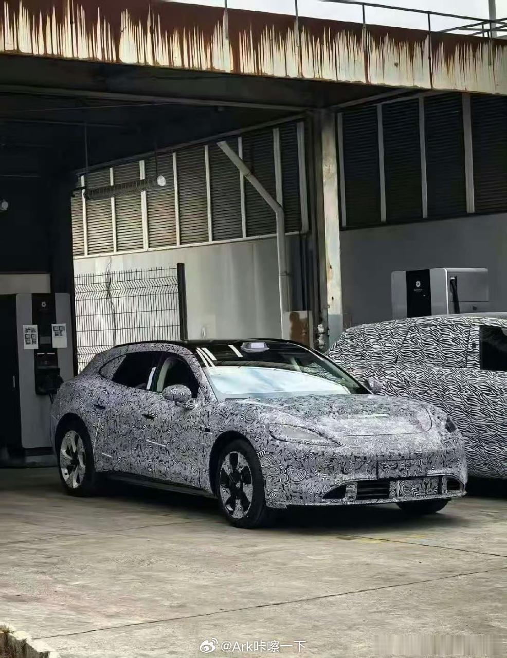 尚界Z7其实今天已经有人发出实车图了，但感觉这个是Z7的两厢版，或者就相当于极氪