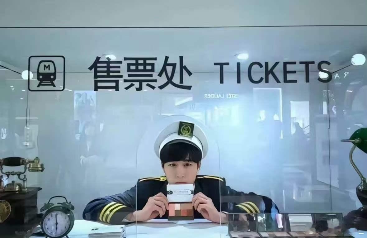 宝贝就这样萌萌的看着我 我就想把👛掏空了给他呀⏰明天下午一点的杂志哦【销量计3
