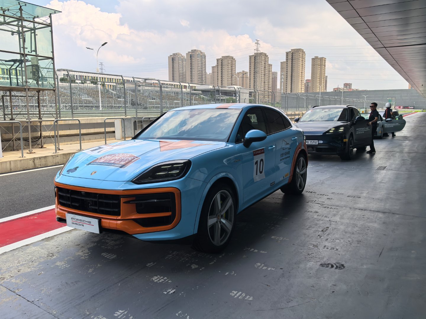 赛道开了4台四门车 tycan turbo s最棒 真的很棒 明显比帕美GTS要