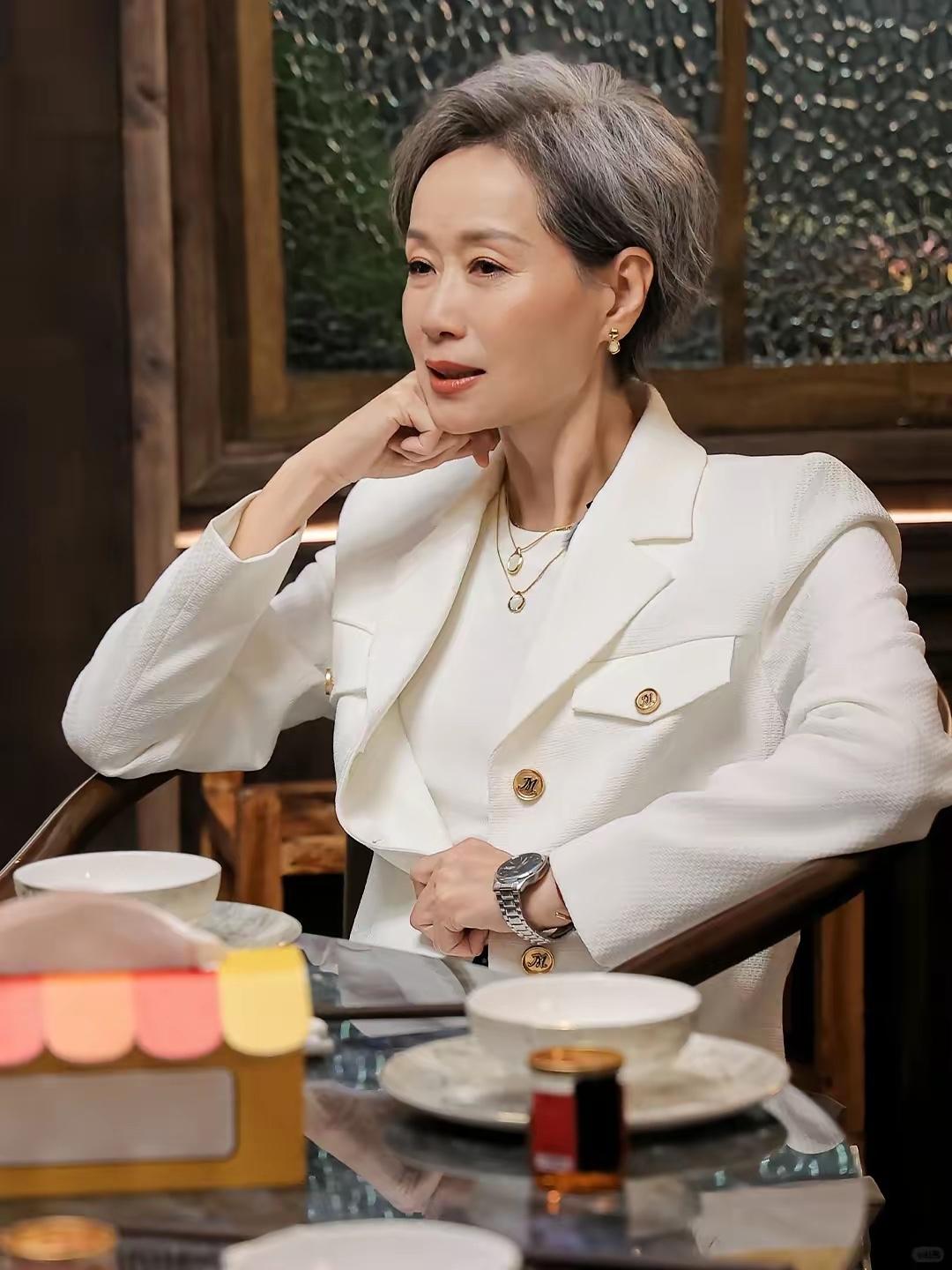 62岁的叶童，给所有女人都提了个醒。无论你长得多么漂亮，条件再好，该结婚的时候就