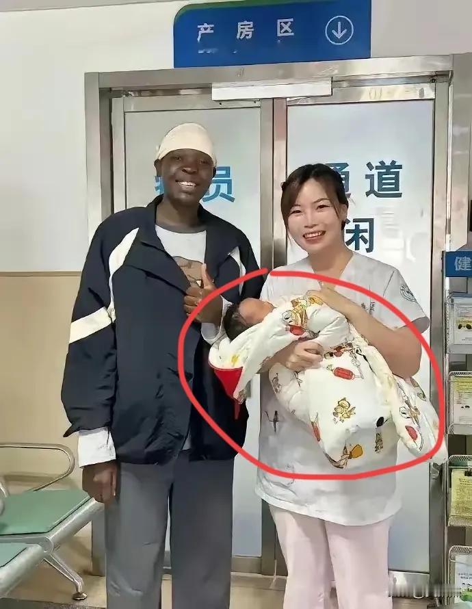 黑人Rose和中国老公生了个黄皮肤小孩。
看来黑色基因也可以中和的。