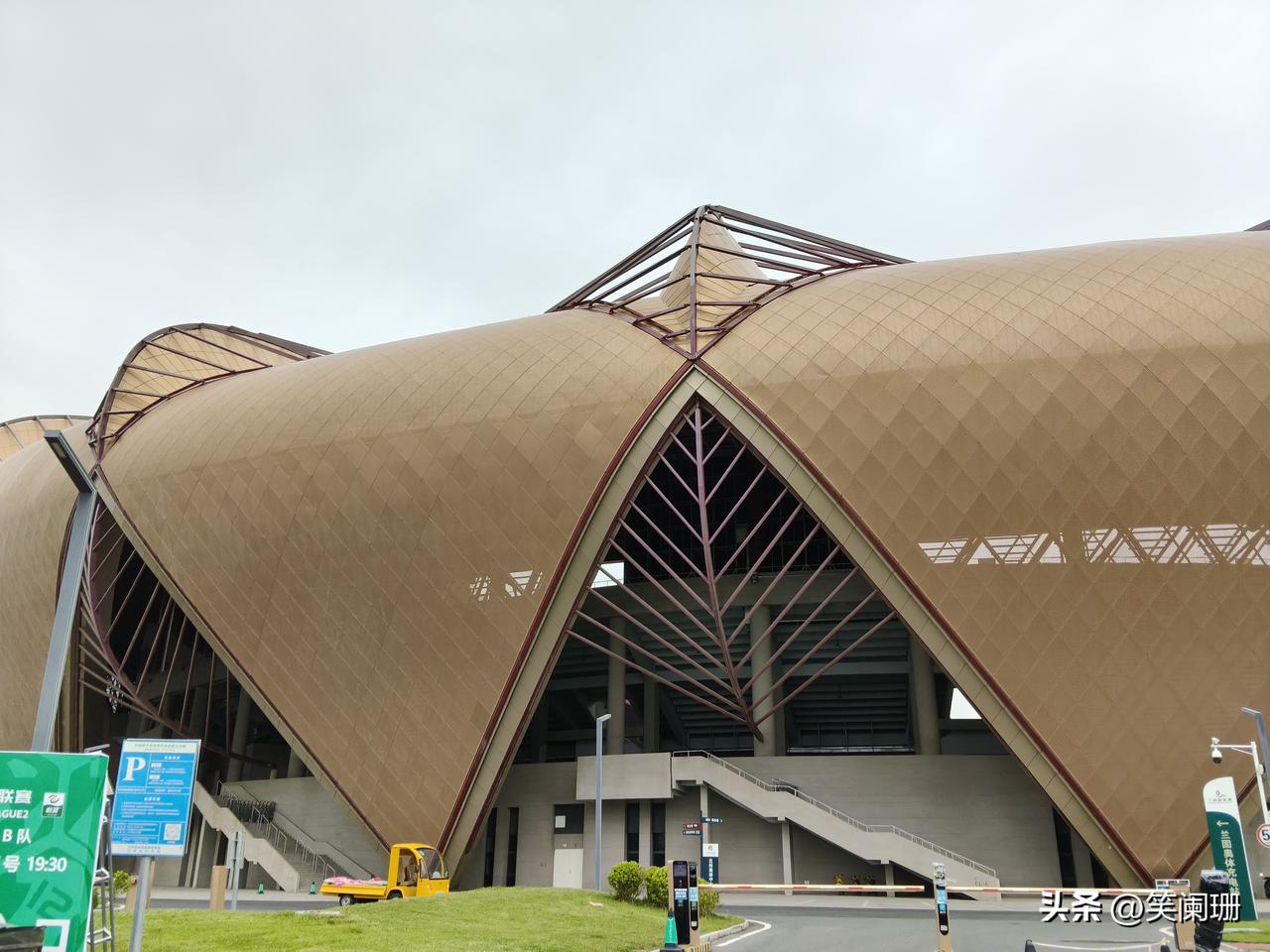 这几张图片都是兰州七里河区崔家大滩片区的地标建筑。


兰州奥体中心（第一、二张