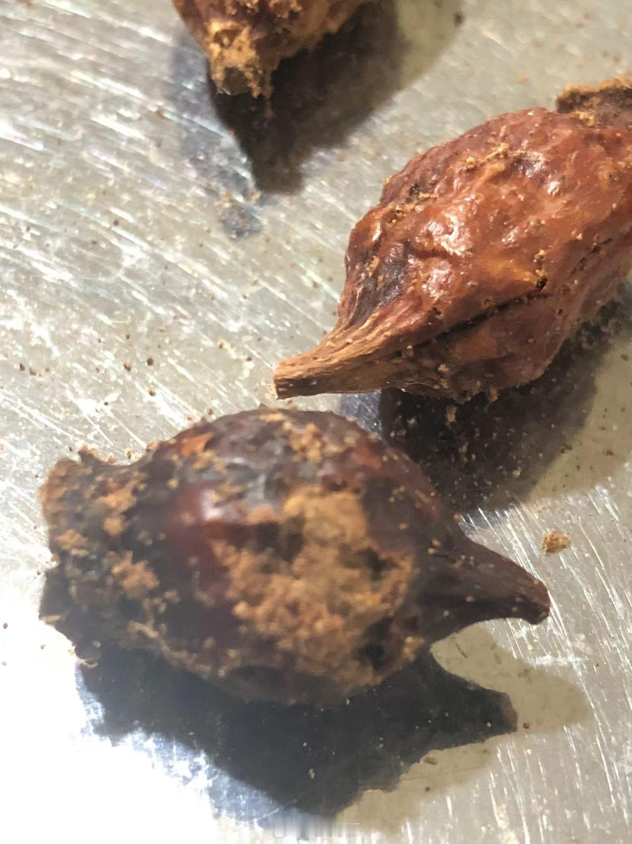 浙江的朋友药店买的金樱子没去核，且虫蛀。可笑！做药品，还是要有基本的底线。 ​​