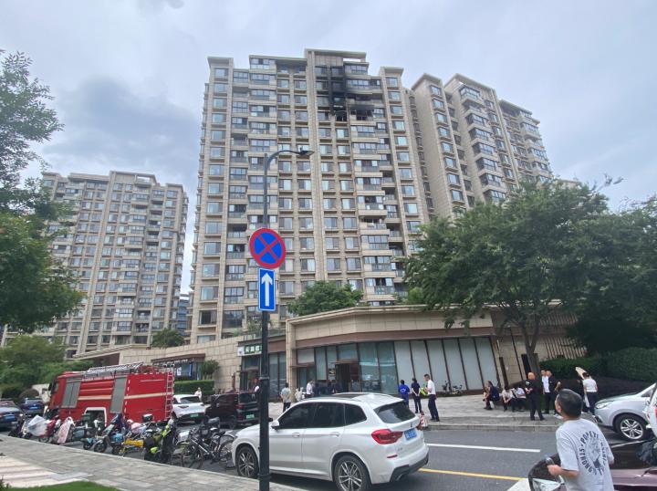 据市民李先生7月13日下午1点向橙柿互动爆料，西湖区云荷廷溪轩小区突发火情。下午