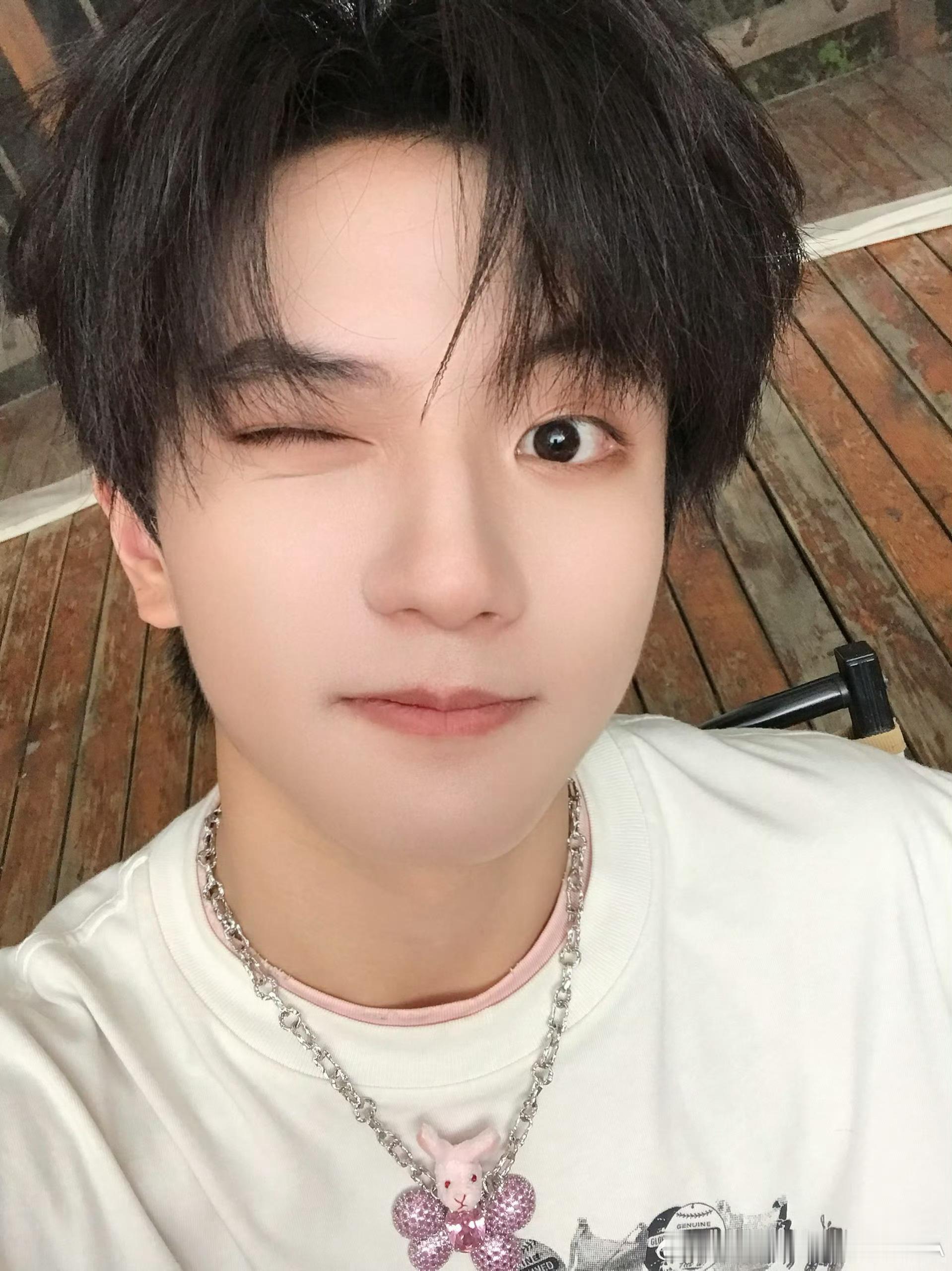 就是我感觉，运动会拍立得，两个人就这样笑，一个撑脸，一个wink。我直觉。 ​​