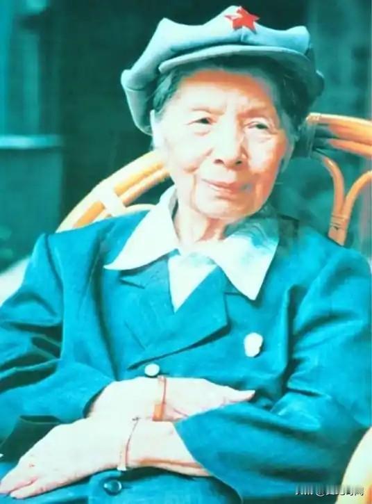 1936年，裹小脚的她竟然在长征途中诞下了一个女婴，产后的恢复只能寄希望于草地上