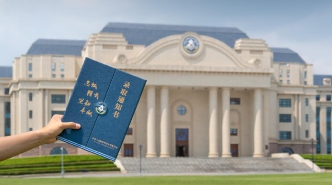 #中国最神秘军校72年来首次招女生# 今年，海军潜艇学院首次面向女生招收生长军官