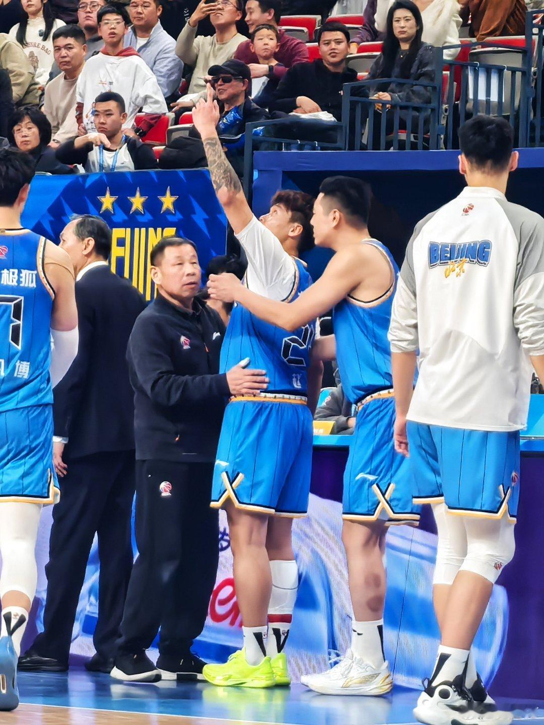 北京首钢 赵睿比赛结束后已立刻前往医院检查。赵睿刚复出又受伤