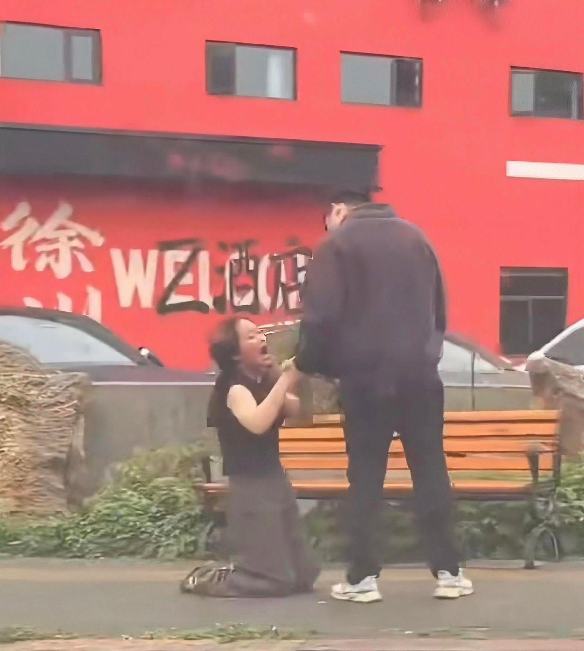 你看到那个画面没？小雨里，一个女人抱着男人的腿，左右开弓扇自己耳光，扇得啪啪响。