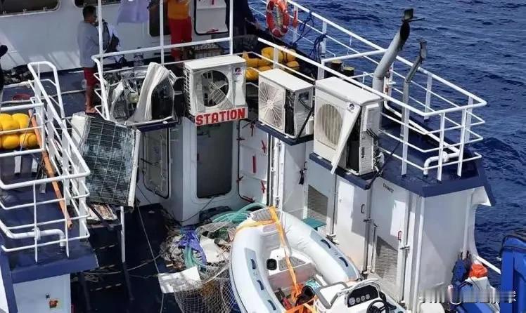 中国海警黄岩岛“水炮清场”，菲船举白旗求饶名场面实录
菲律宾十余艘公务船强闯黄岩