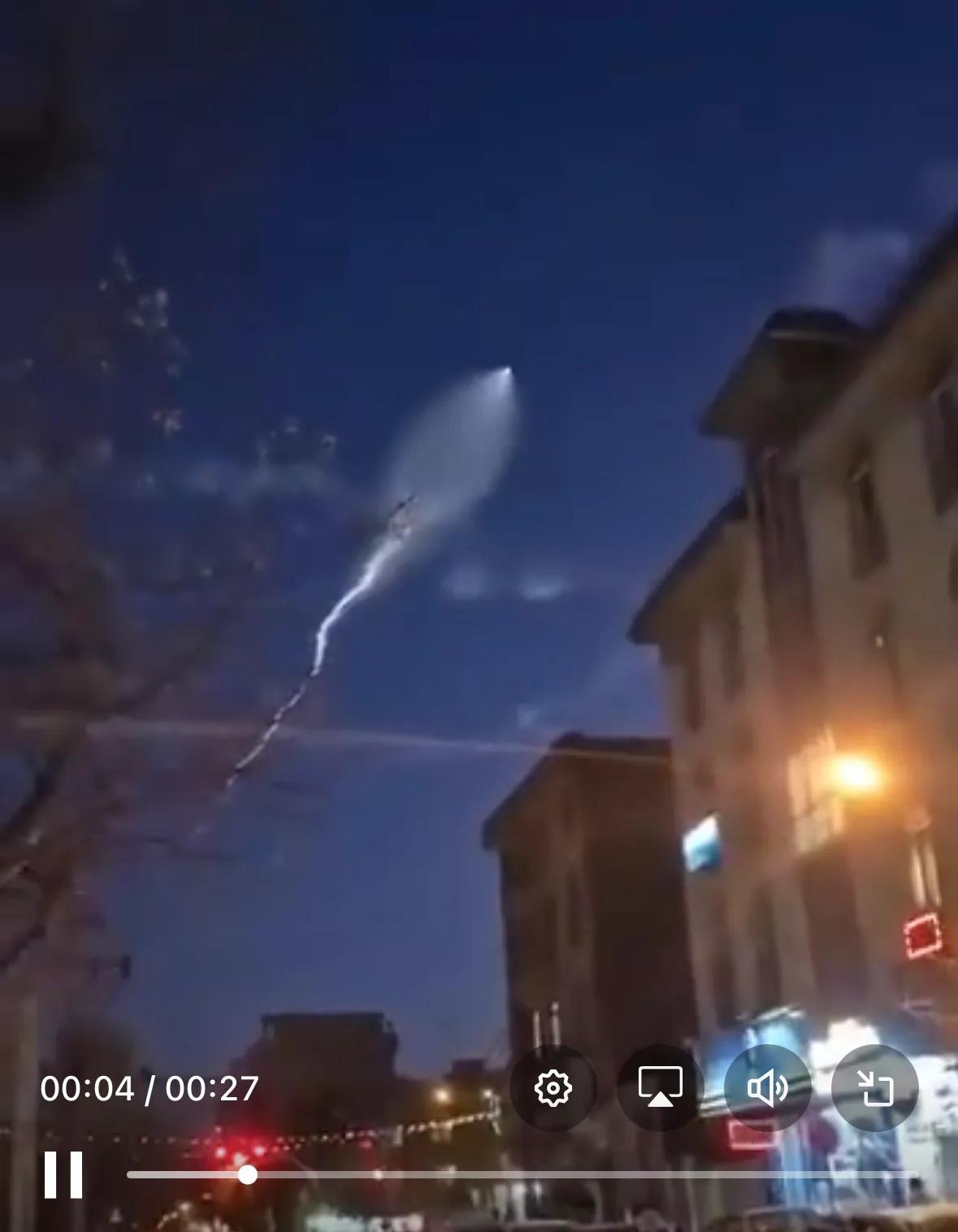 据报道，伊朗发射了法塔赫高超音速导弹——视频中可以看到其特有的发射轨迹。

“法