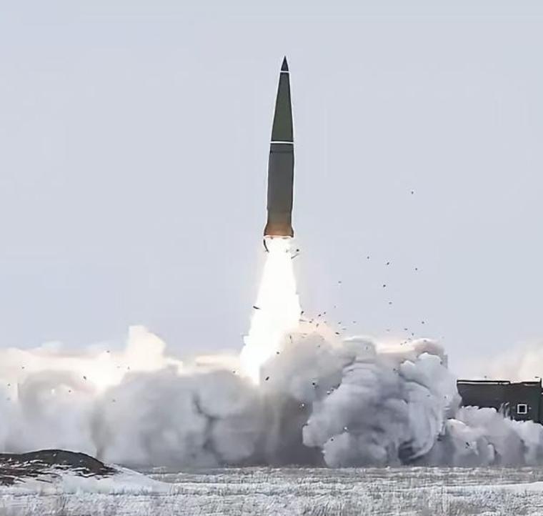 3月14日，中午13点20分，朝鲜从平壤顺安一带，朝着日本海一口气砸出10余枚弹