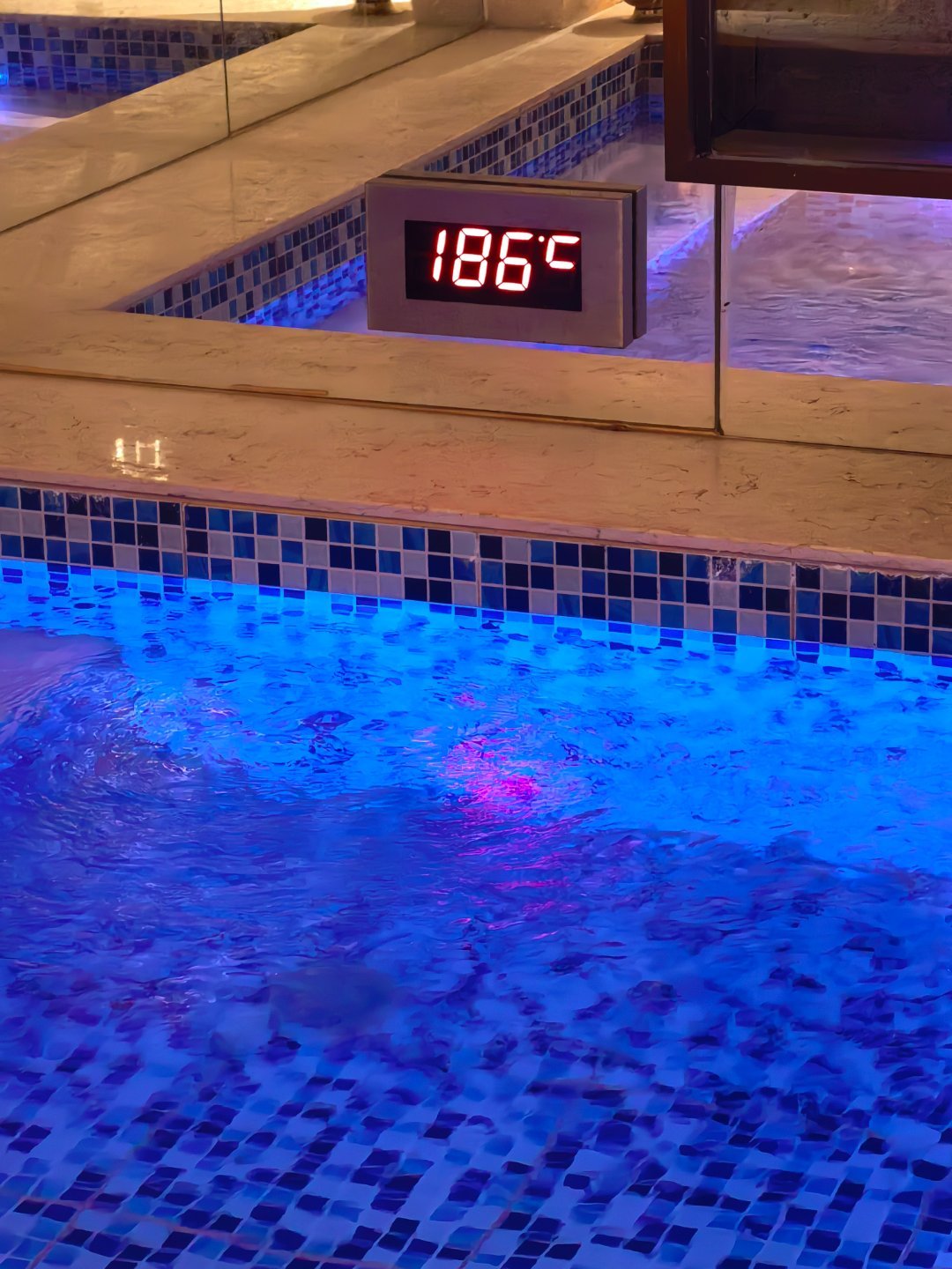 去了个澡堂子，这水不知道谁敢泡 