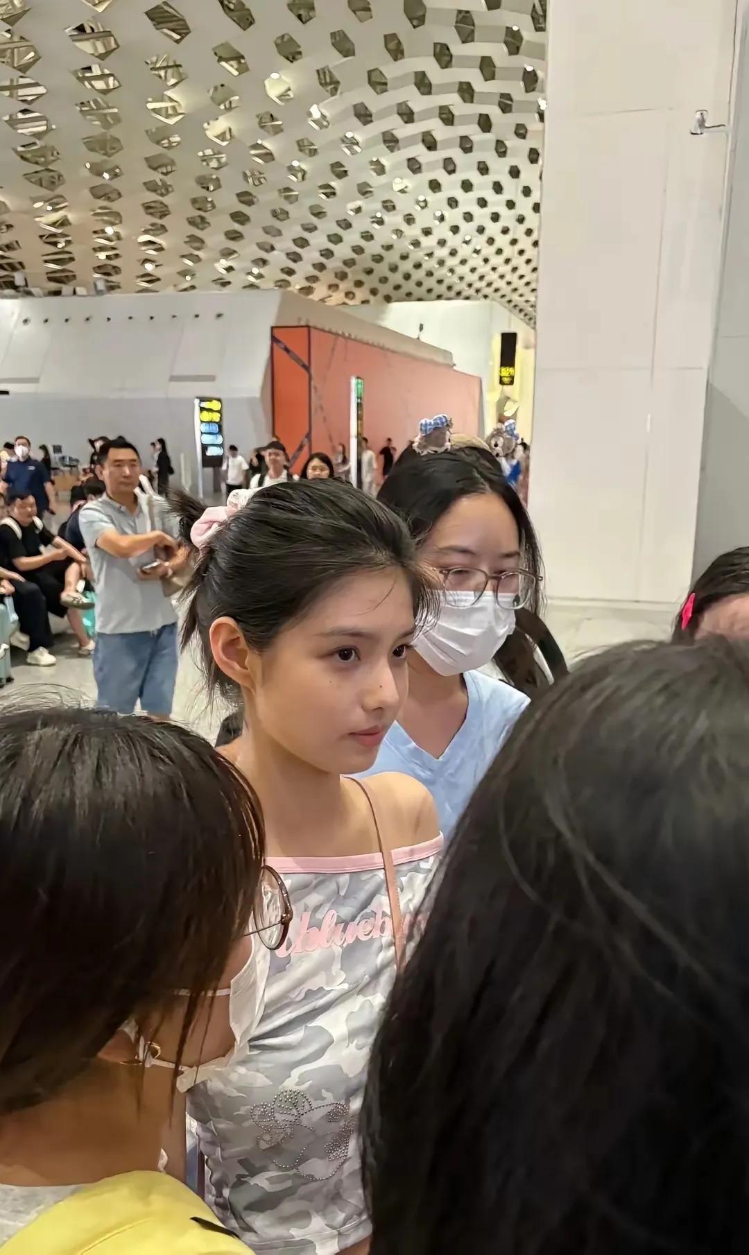 有些女孩天生适合戴眼镜。
不戴眼镜，在江浙沪一带，就是路人水平。
戴了眼镜，在江