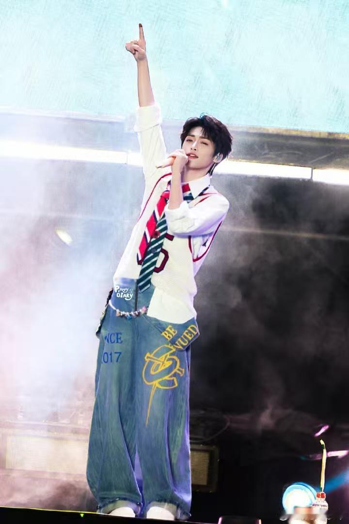 梓渝各领域榜单top1 首位00后五大男刊金九单人封，7978万杂志销量封神，时