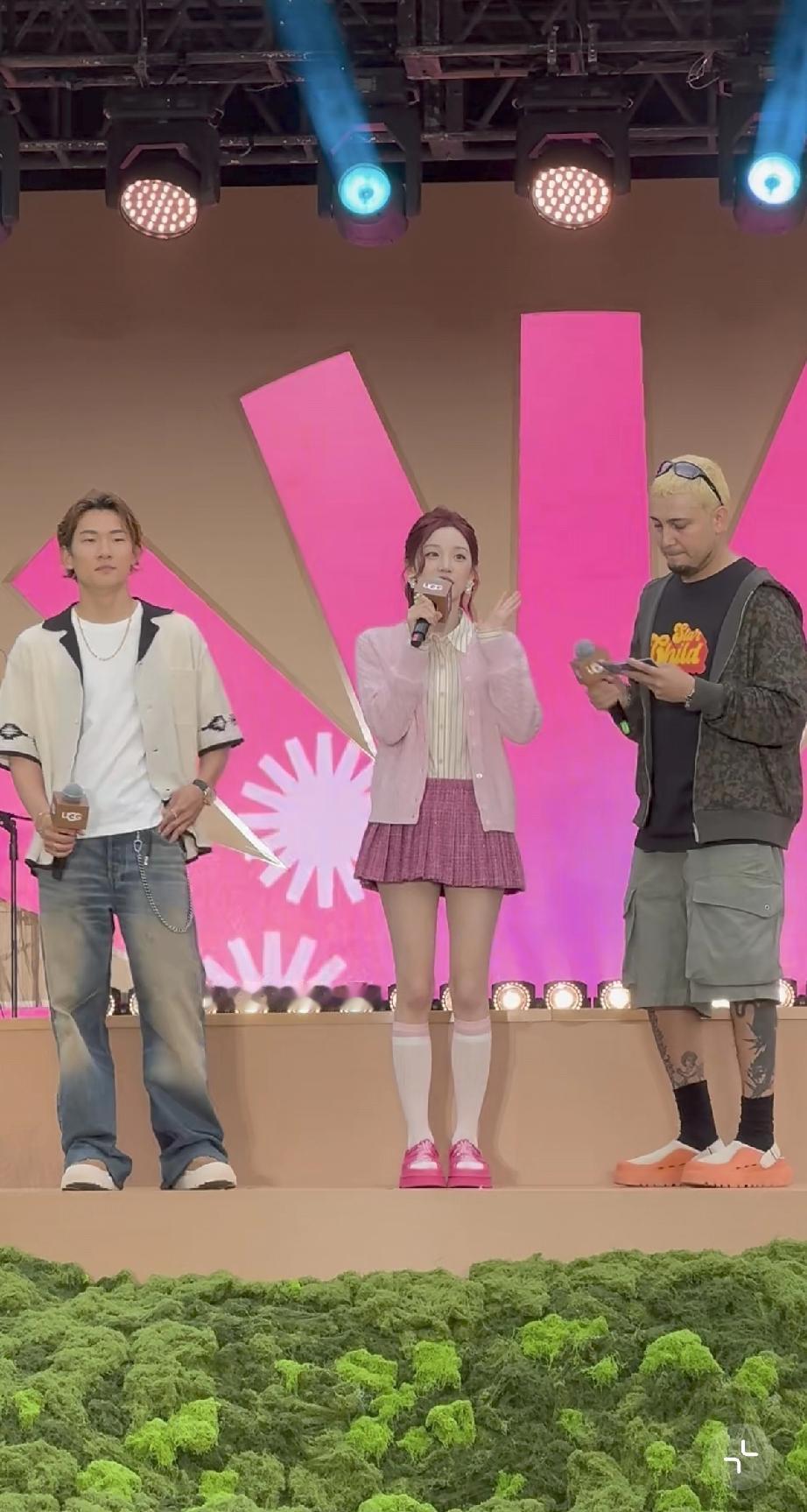 很多明星都特别崇拜滑雪冠军，说唱歌手马思维见到苏翊鸣又说又笑，就像见到偶像一样。