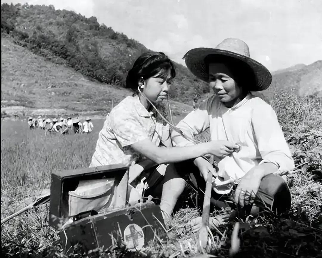 1986年，两男一女故宫参观。突然，女子开口说：“这壮观的宫殿和我太般配了，等我
