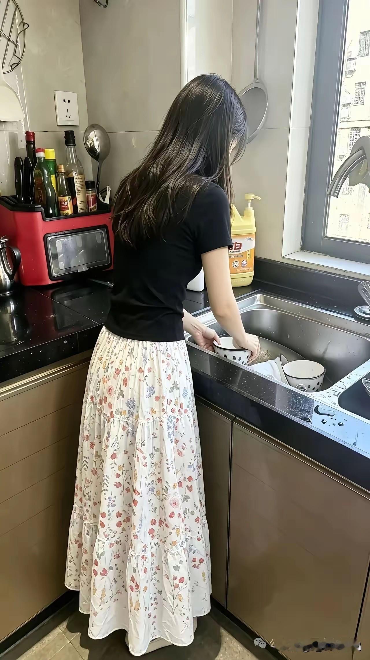 如果一个女人
她从不进厨房
总是饭来张囗
衣来伸手
而且又讲吃穿
爱花钱
这样的