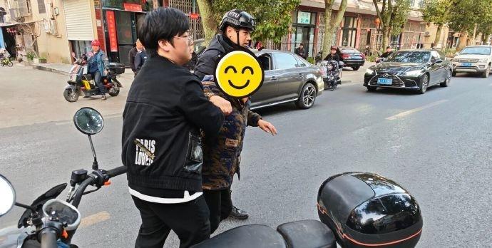 【点赞台州警民寒风中的救助让人心暖暖的 】近日，台州椒江，一名老人骑着电动车与机