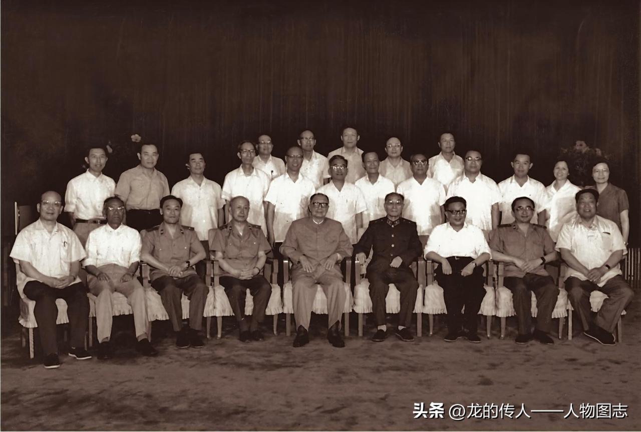 1986年6月6日，钱学森（前排左四）陪同有关领导及专家到北京玉泉山9号楼看望聂