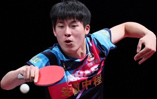 温瑞博11-9、8-11、11-9、9-11、11-9雨果1月18日，WTT球星