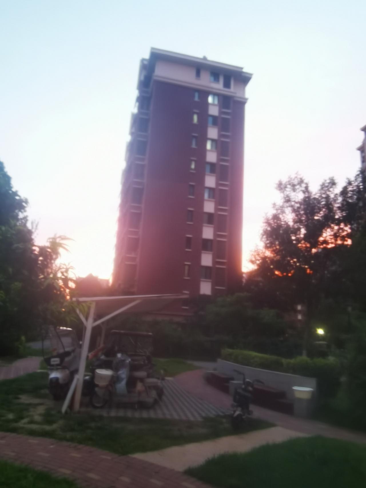 昨天的晚霞特别好看，可惜没照好