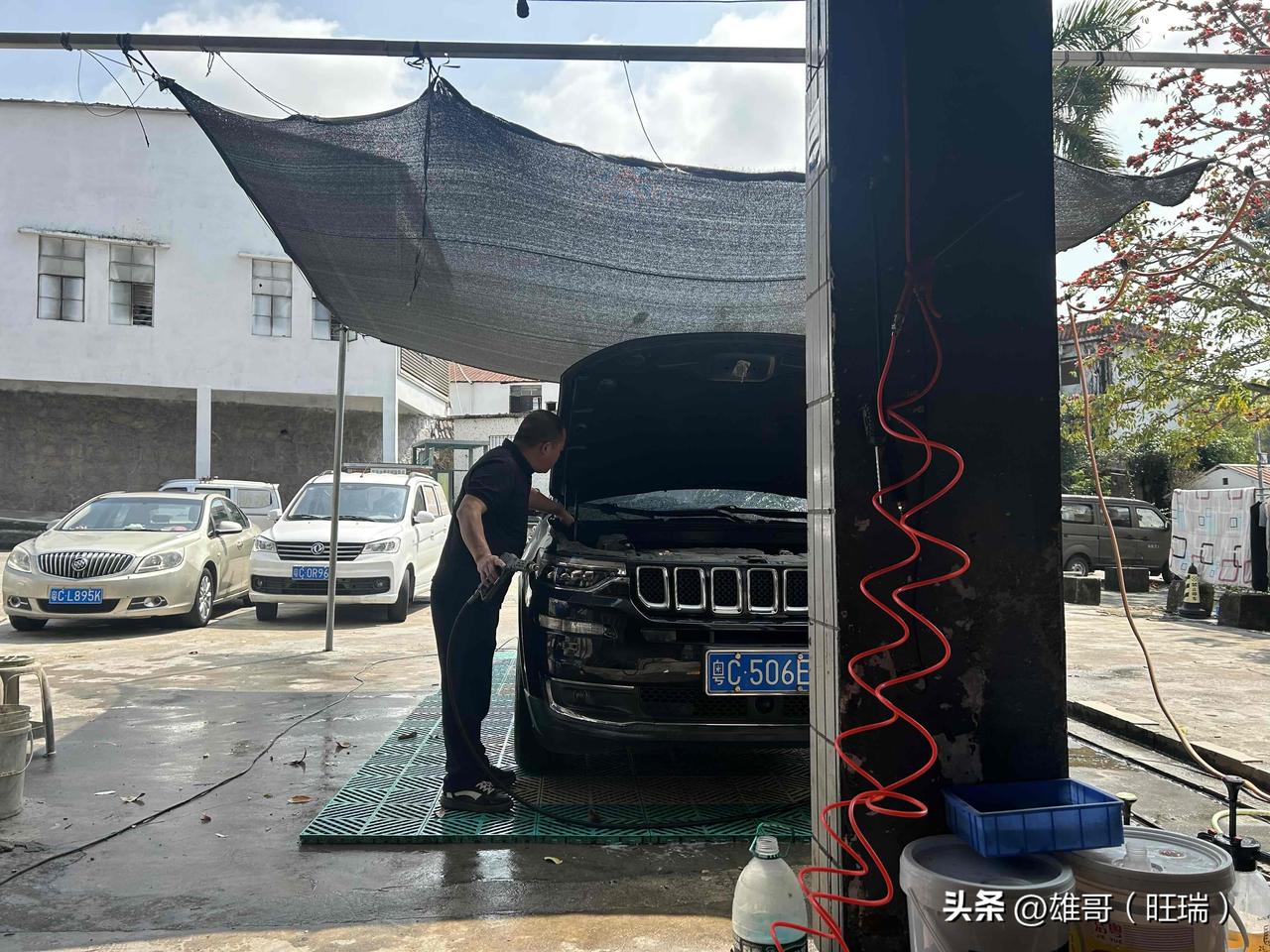 刚进公司第一年，
电脑还是很稀有的东西，专门有一间空调房做电脑室。为此那时候加班