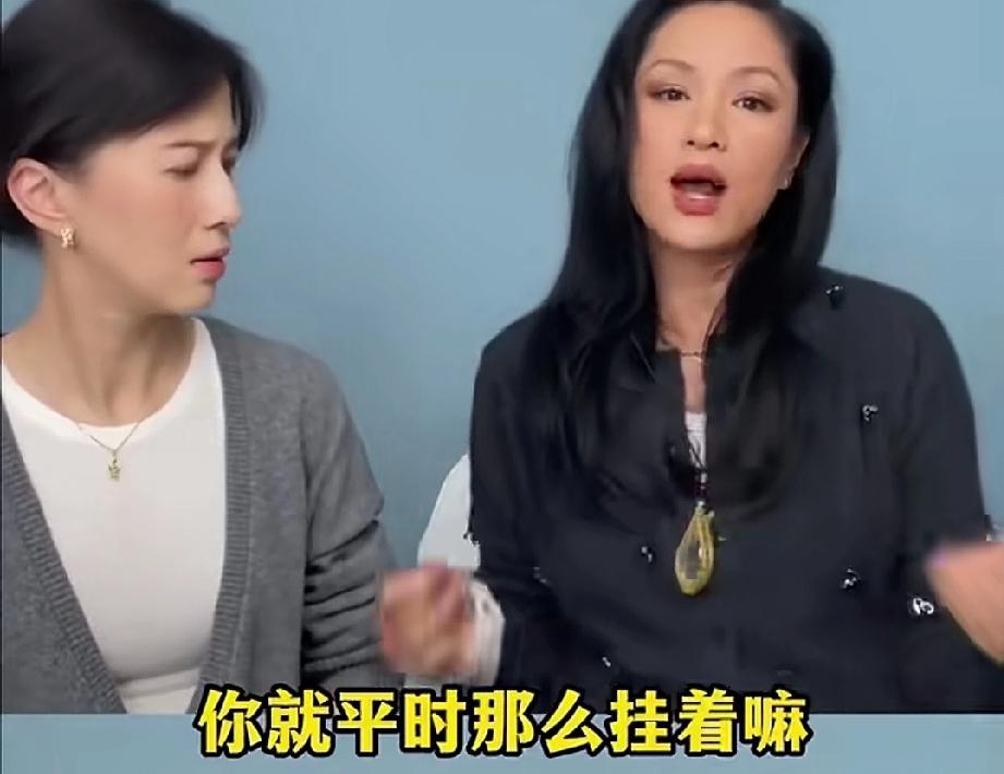 瞿颖和papi酱做节目介绍一款9.9块老花镜，瞿颖为了让人相信虽然这款老花镜虽然