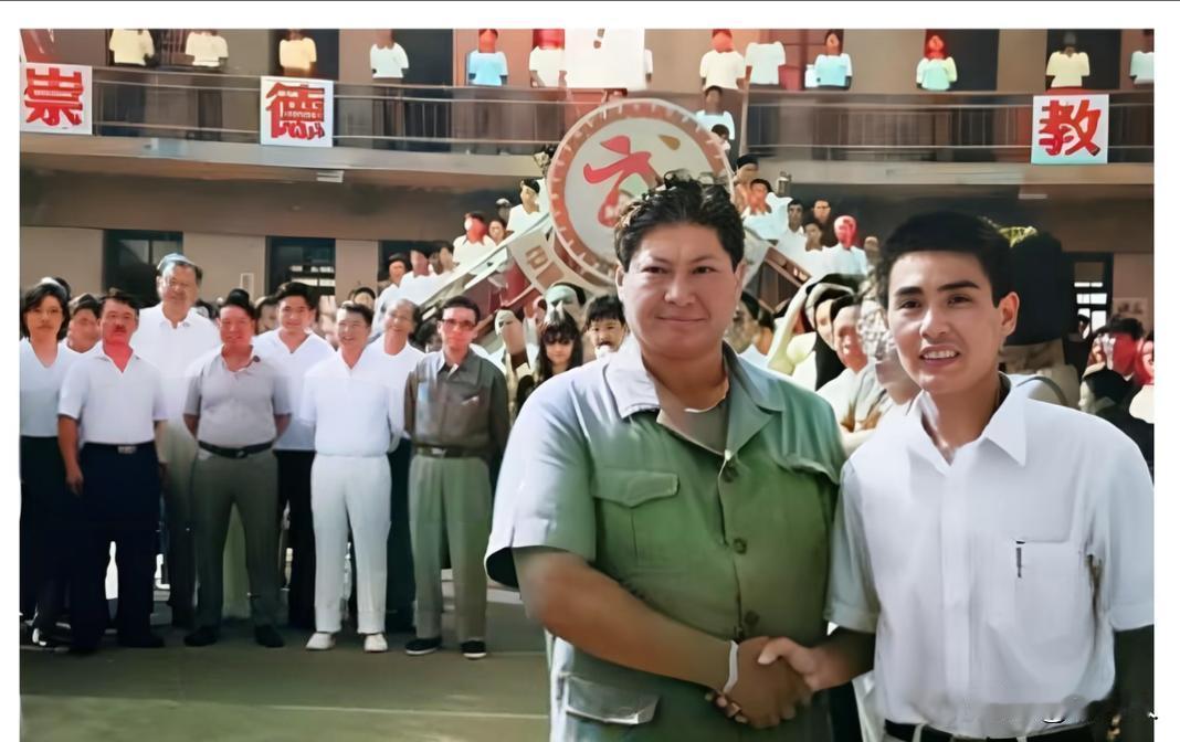 这是当年西安赵长军武术学院开业庆典，洪金宝专程赴西安到场祝贺。现场还有各界武术人