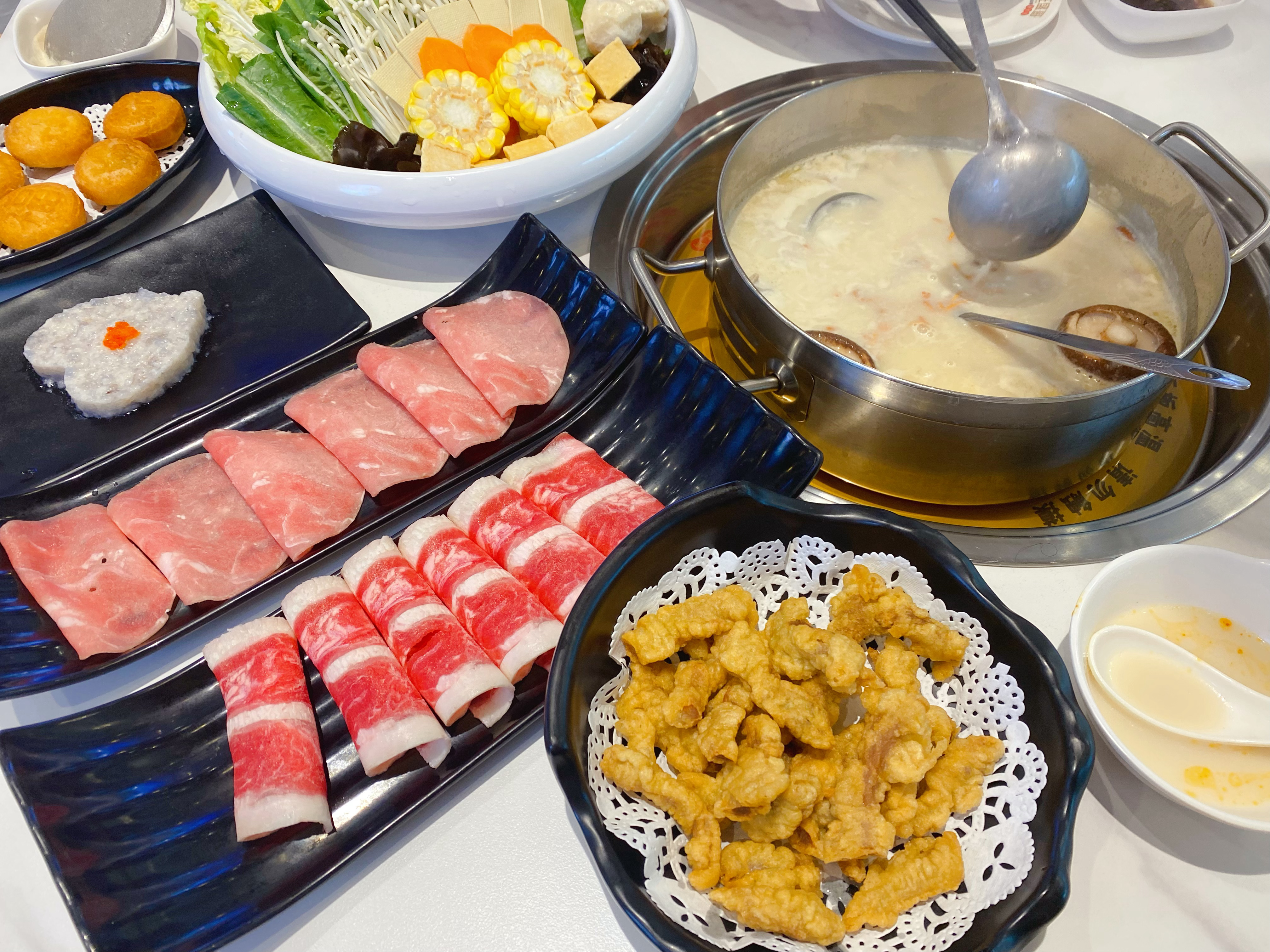 今天食堂又吃鱼，真想收购食堂，把红烧鱼从菜单上永久除名。饭搭子突然想吃火锅，一拍