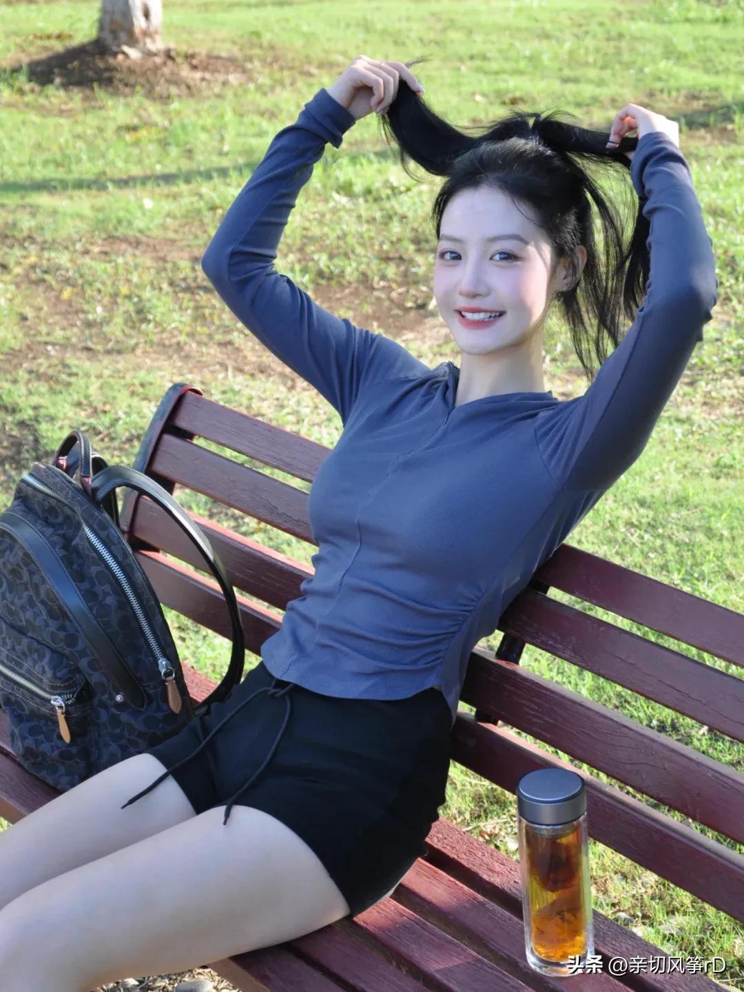 阳光明媚的午后，公园长椅上的清新运动风