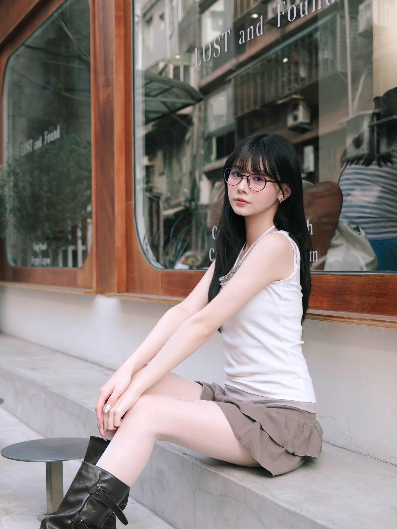 台湾省网红画报：甜美可爱的眼镜妹！