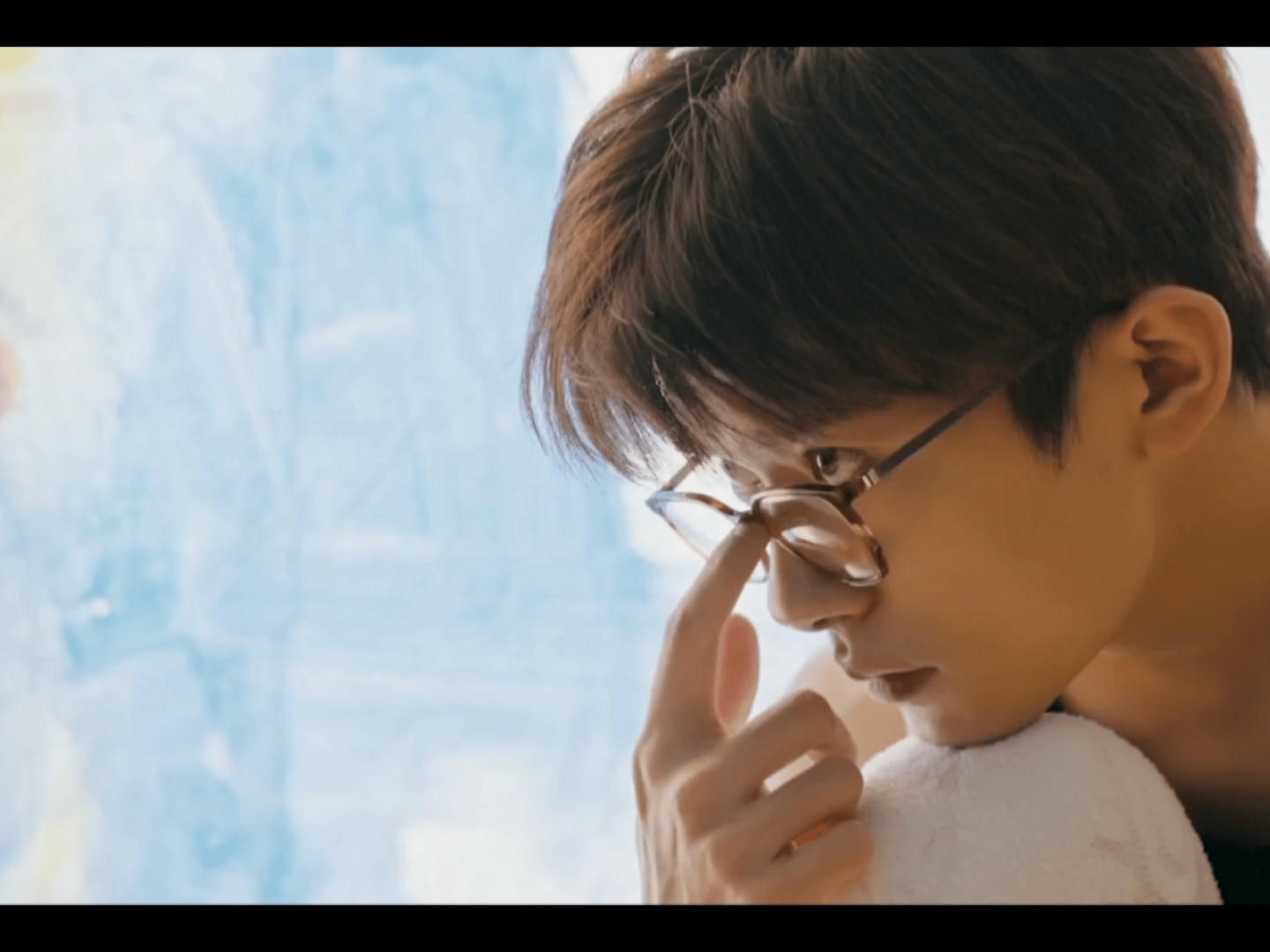 #易烊千玺[超话]#易烊千玺和眼镜的适配度真的是满分啊，感觉这张脸真的是帅到极致