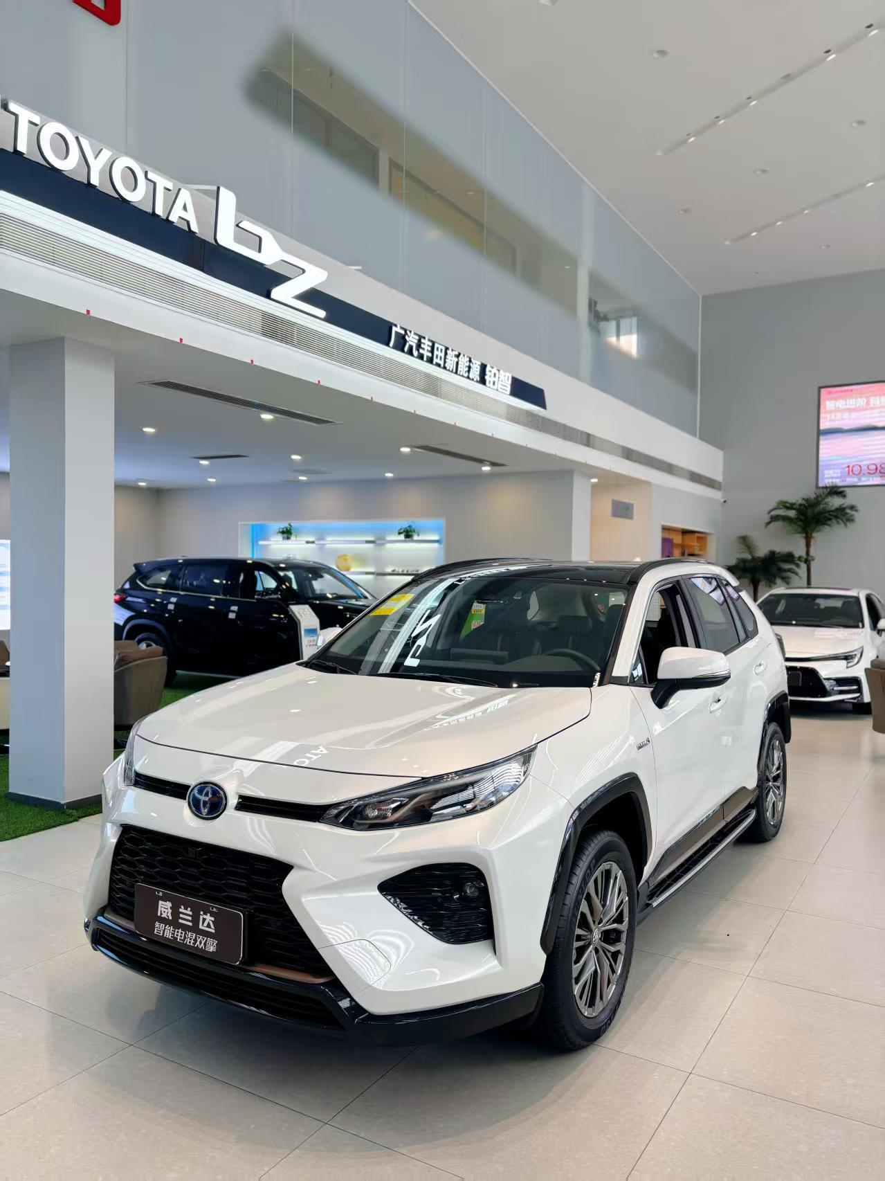 双擎版油耗低至4.6L，E-Four电子四驱走烂路不心虚，后排纯平地台坐三人也不