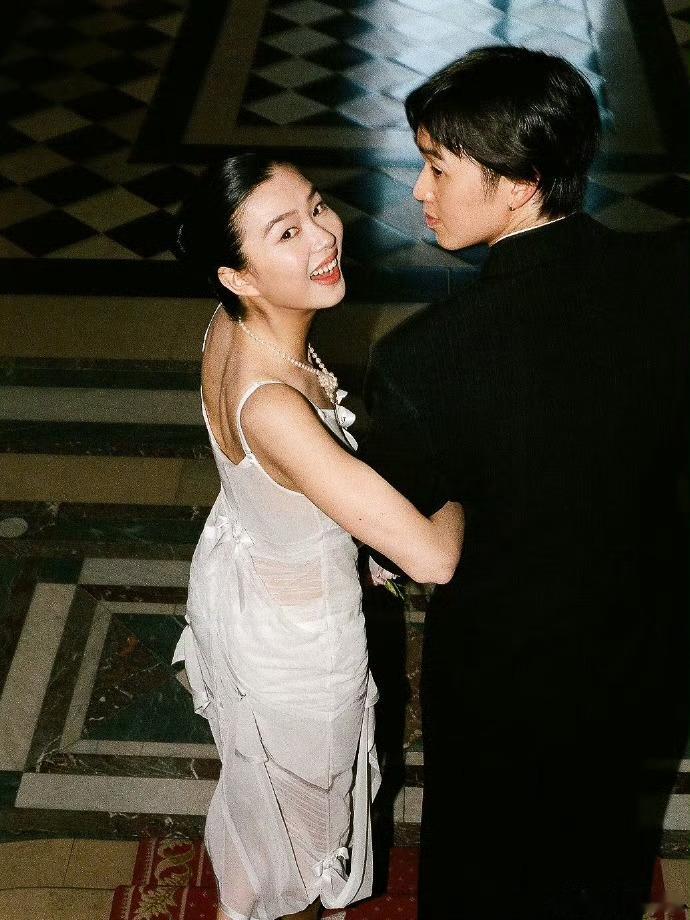 陈瑜林子濠晒结婚照陈瑜晒与林子濠结婚照，宣布结婚啦[期待] 陈瑜林子濠结婚 ​​