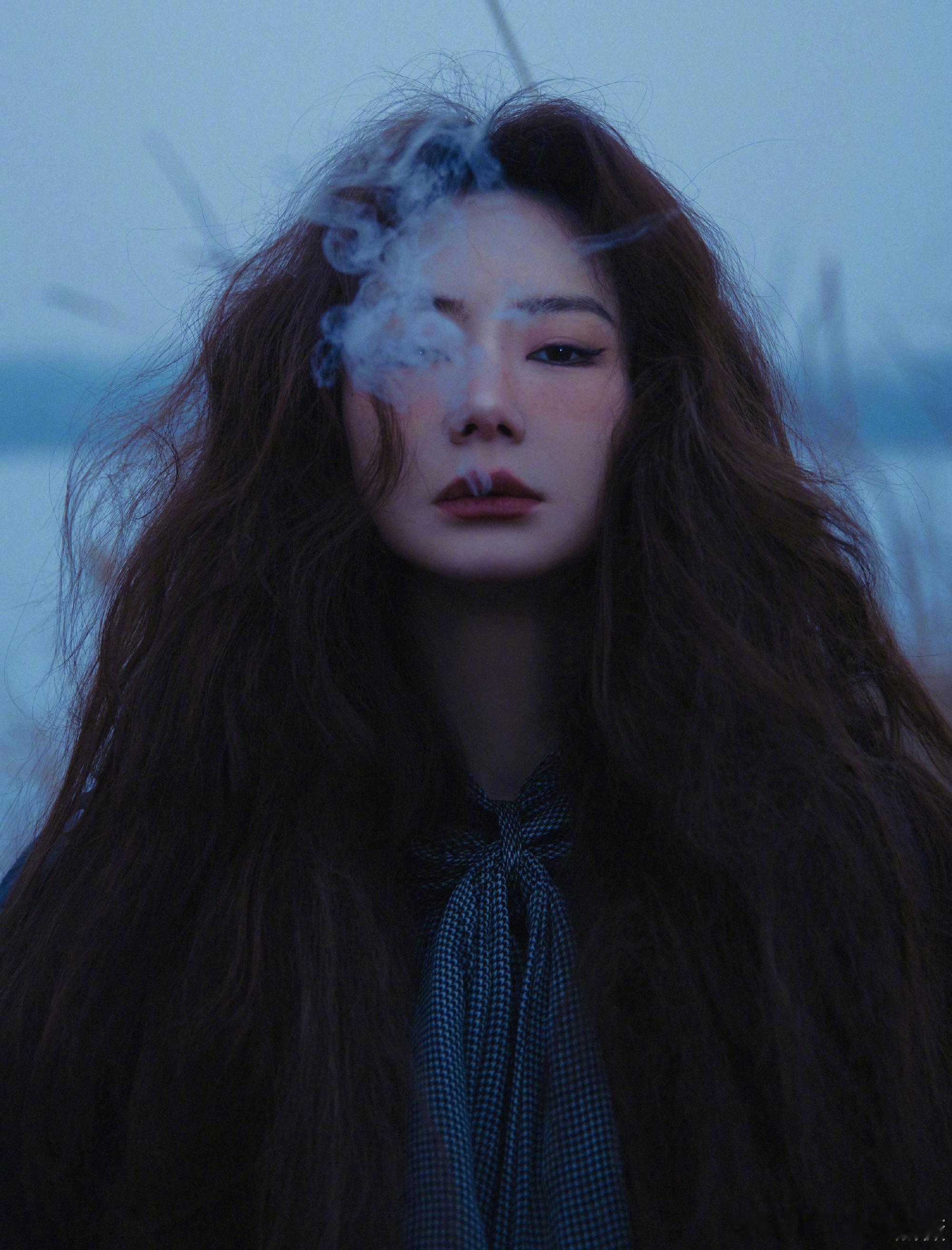 #戚薇红色爆炸卷发#  来自戚薇的最新写真大片。红色卷发搭配雀斑妆容，没得不像话