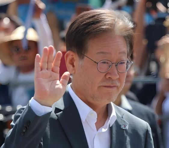 “搬起石头砸自己的脚！”韩国为了绕开中国，拉着越南疯狂建厂，把上千亿美元砸进去。